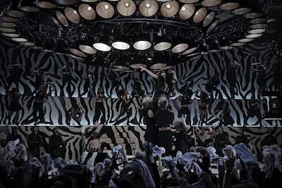 サイケデリックなゼブラ柄のステージで歌うゼブラクイーン。