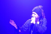 MCで「ようこそ。この何もないけど、仕掛けがいっぱいあるステージへ」と語った逹瑯。オーディエンスはその“何もない”ステージで繰り広げられる、遊び心あふれる演出に翻弄された（撮影：畔柳ユキ）。