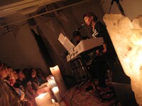写真は2月14日のライブの模様。会場はCandle JUNEによるキャンドルライトで照らされた。