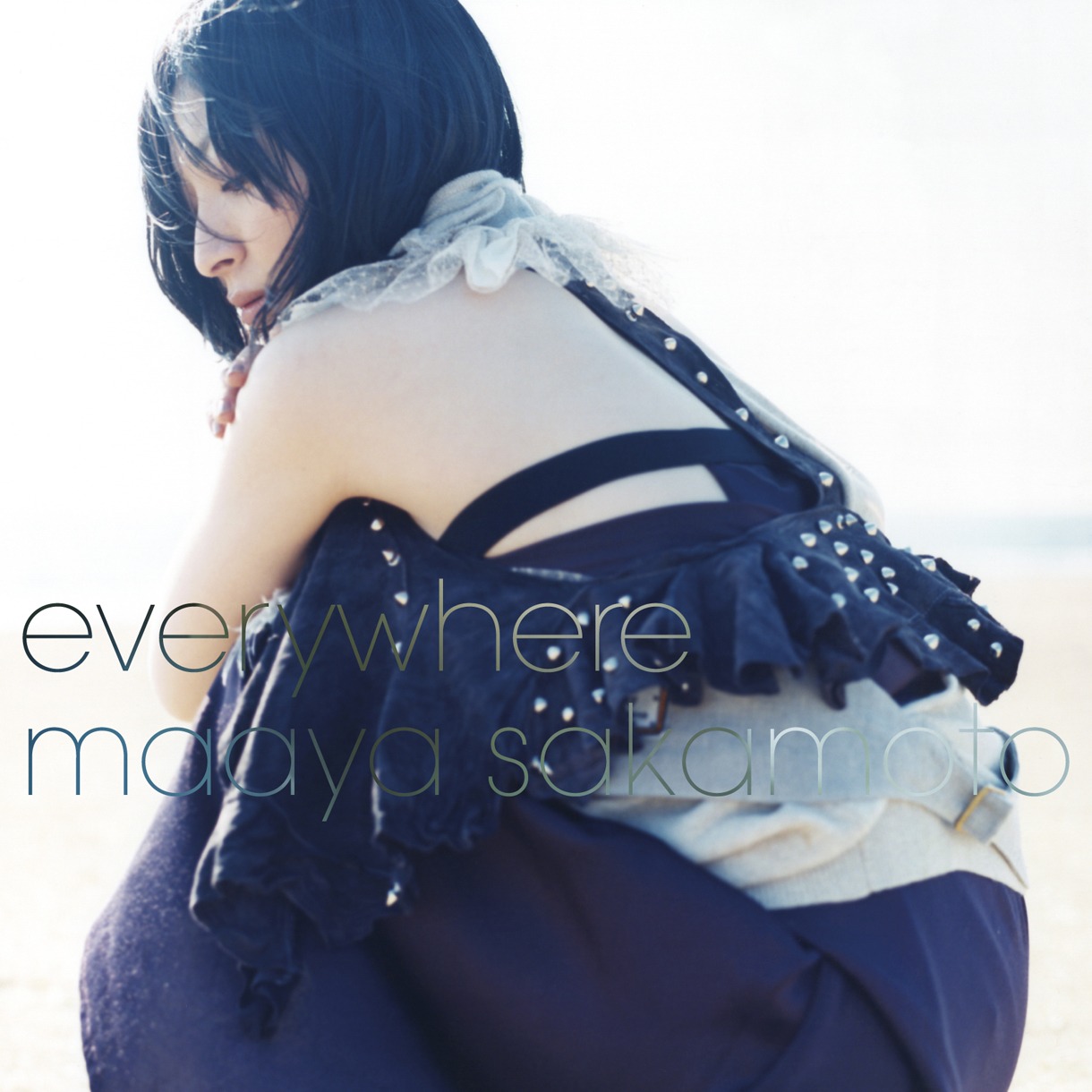 ベストアルバム「everywhere」（写真）にはデビューシングル「約束はいらない」をはじめ、「マメシバ」「奇跡の海」「光あれ」など菅野よう子プロデュース楽曲を多数収録。