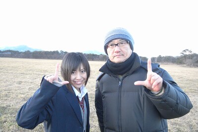 左がJURIAN BEAT CRISISこと川上ジュリアで、右が堤幸彦監督。