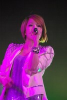 アルバム「IDENTITY」初回盤付属DVDには、昨年４月に新木場STUDIO COASTで開催されたライブの映像を収録している。ツアーの予習としてチェックしておこう。