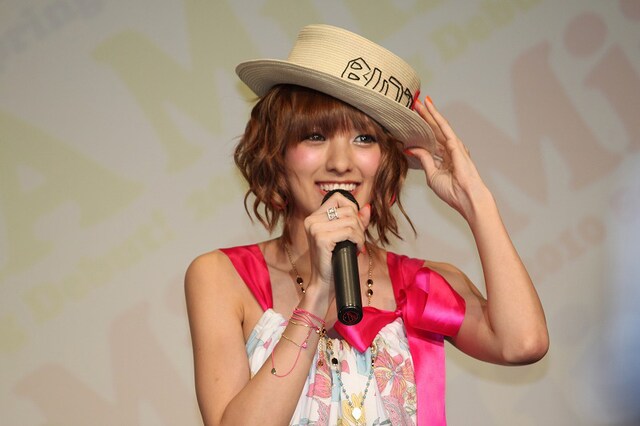 MiiAオリジナルハットをかぶって記者発表会に登場した南明奈。かつての沢田研二のように少しナナメにかぶるのがアッキーナ流だ。