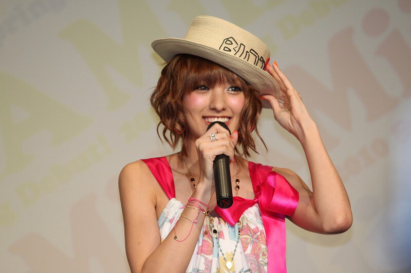 MiiAオリジナルハットをかぶって記者発表会に登場した南明奈。かつての沢田研二のように少しナナメにかぶるのがアッキーナ流だ。