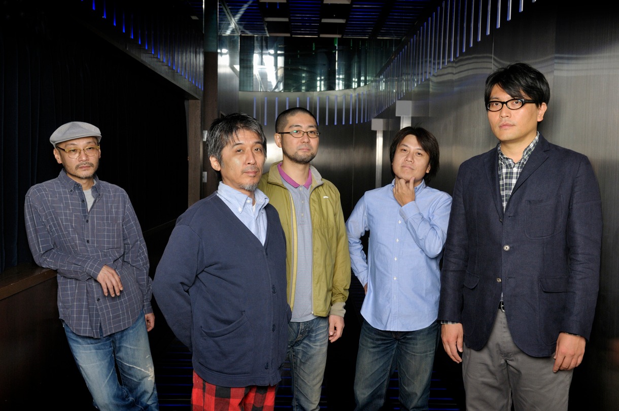 プロデューサー矢野博康はThe Granola Boys（写真）や「矢野フェスバンド」などで両日のステージを盛り上げる（矢野は写真右から2番目）。