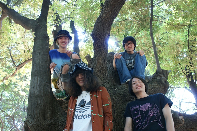 左上から時計回りに下津スズメ（Vo, AG）、滝口カピバラ（G）、ギフト券（Dr）、林プードル（G）。現在はこれに加えて柴田めぐみ（B）が新加入している。