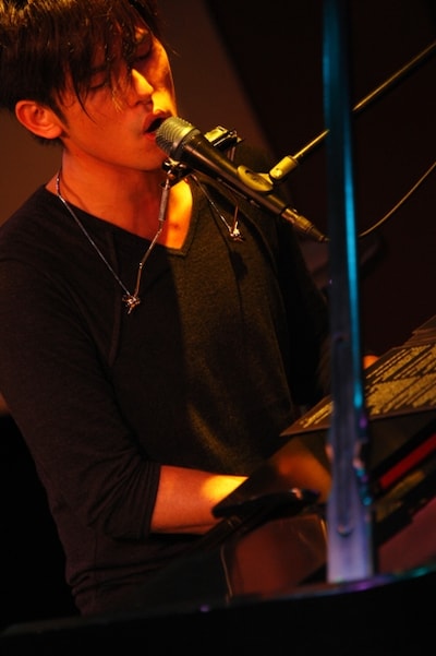 Kのライブパートで1曲目に披露されたSTARDUST REVUE「トワイライト・アヴェニュー」のカバーは、2009年12月発売のアカペラアルバム「Merry Christmas」に収録されたナンバー。