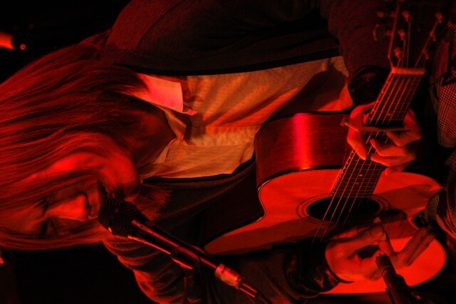 清竜人はピアノに加えてギターの弾き語りも披露した。