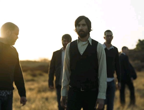 エレクトロニカやポストロック、音響系、ブレイクビーツといったさまざまな要素が複雑に絡み合ったサウンドで、彼らと親交の深いSIGUR ROSやMUMと並び絶大な支持を得ているTHE ALBUM LEAF。