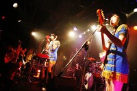 うねるビートと強烈なファズサウンドが会場を支配するキノコホテルの実演会。今後はチケット争奪戦も加熱の一途をたどることになりそうだ。