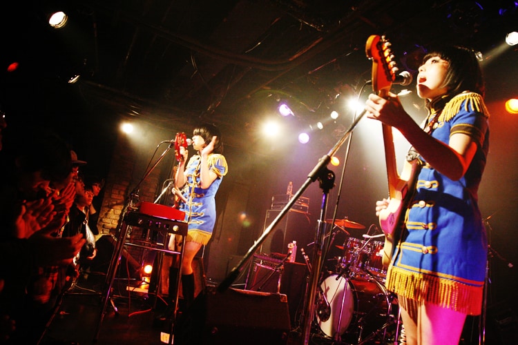 うねるビートと強烈なファズサウンドが会場を支配するキノコホテルの実演会。今後はチケット争奪戦も加熱の一途をたどることになりそうだ。