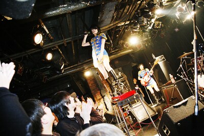 オルガンに登り観客を煽る支配人と、目のやり場に困る最前列のファン。