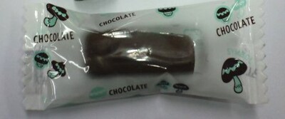 観客席に投げ込まれたキノコ型チョコ。