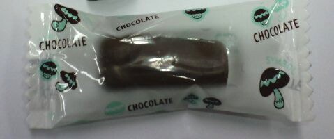 観客席に投げ込まれたキノコ型チョコ。