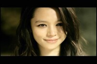 CDリリースに先駆けて、2月24日からは日本を含むアジア全土で「Beautiful Day」の着うた先行配信がスタート（写真は「Beautiful Day」ビデオクリップより）。