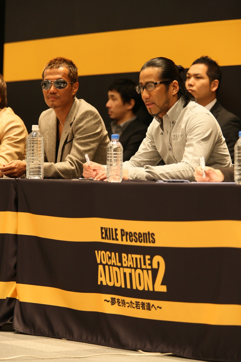 参加者の歌に聴き入るHIRO（写真右）とATSUSHI（写真左）。