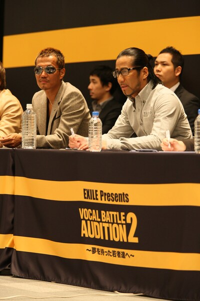 参加者の歌に聴き入るHIRO（写真右）とATSUSHI（写真左）。