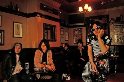 本日3月17日に新メンバー會田茂一（G）の加入を発表したHiGEは、人気曲「ロックンロールと五人の囚人」を演奏。神聖かまってちゃんとの“ロックンロール”対決は要注目だ。