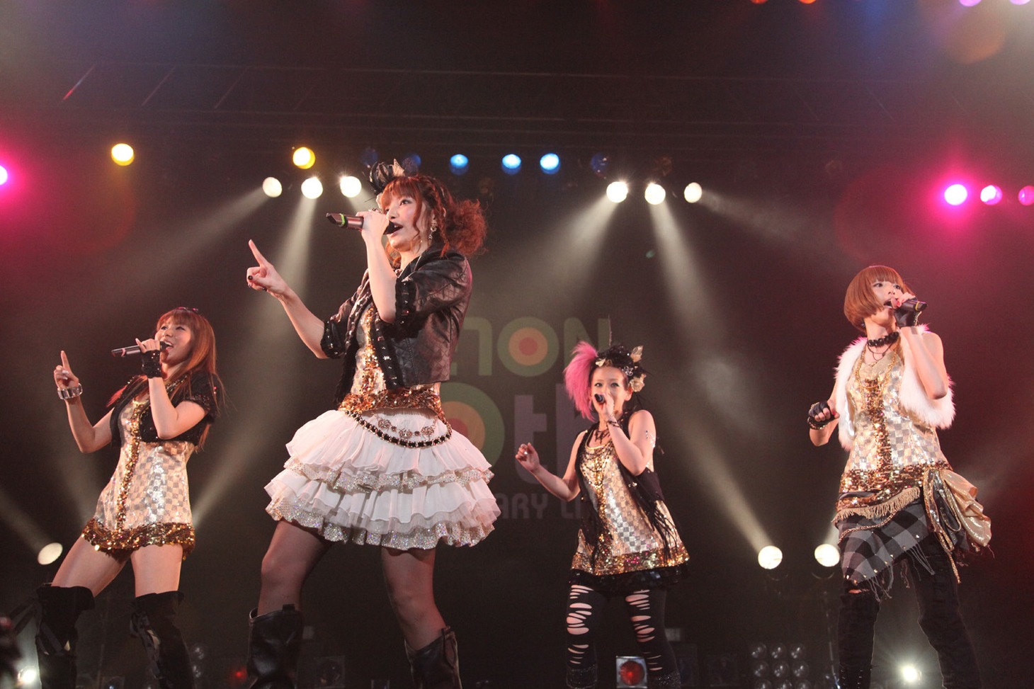 斉藤瞳（写真左）がブログでファンに「一番思い入れのあるメロン記念日の曲」を問いかけると、一番多く上がったのが「お願い魅惑のターゲット」だったとのこと。MCではこの曲もひとつのターニングポイントになったと話し、「（インディーズ盤の）ジャケット写真は会社の会議室で撮ったんです」と秘話を明かした。