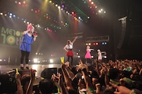 終盤のロックナンバー連発で、熱い盛り上がりを見せたフロア。クラウドサーフのみならず、中にはモッシュするファンの姿も見受けられ、まさしく“ロックアイドル”の名にふさわしいライブとなった。