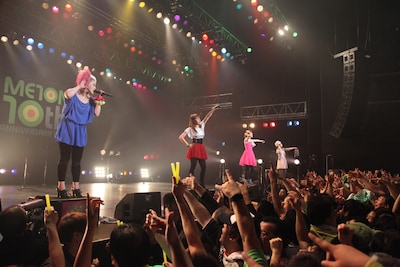 終盤のロックナンバー連発で、熱い盛り上がりを見せたフロア。クラウドサーフのみならず、中にはモッシュするファンの姿も見受けられ、まさしく“ロックアイドル”の名にふさわしいライブとなった。