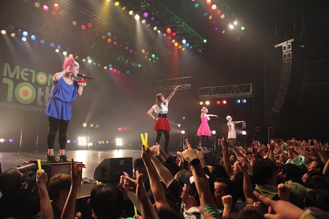 終盤のロックナンバー連発で、熱い盛り上がりを見せたフロア。クラウドサーフのみならず、中にはモッシュするファンの姿も見受けられ、まさしく“ロックアイドル”の名にふさわしいライブとなった。