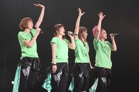2010年2月19日のSHIBUYA-AX公演「メロン記念日 10th ANNIVERSARY LIVE【生誕3654日感謝祭】」の様子。（写真提供：アップフロント）