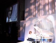 姉がX JAPANのファンだったことから、自身もファンになったという白鵬関。新郎の影響で新婦も大ファンになり、着メロも「Forever Love」にするほどだという。