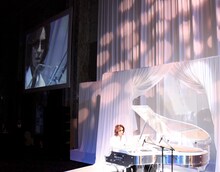 姉がX JAPANのファンだったことから、自身もファンになったという白鵬関。新郎の影響で新婦も大ファンになり、着メロも「Forever Love」にするほどだという。