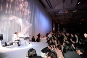 YOSHIKIがピアノの前に座ると黒山の人だかりができ、一時騒然となる一幕も。