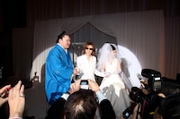 YOSHIKIからの“プレゼント”を前に、新郎新婦は感動の表情を浮かべていた。