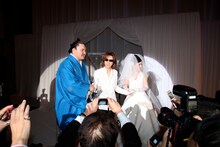 YOSHIKIからの“プレゼント”を前に、新郎新婦は感動の表情を浮かべていた。