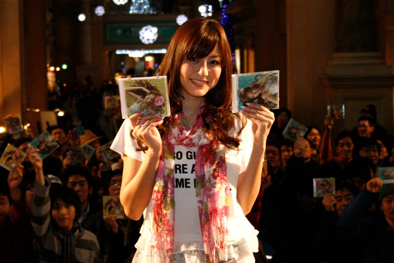 幼い頃から歌手になることを夢見ていたという杉本有美。当時から「おもちゃのマイクで、自分で適当に作った曲を歌ってた(笑)」という。