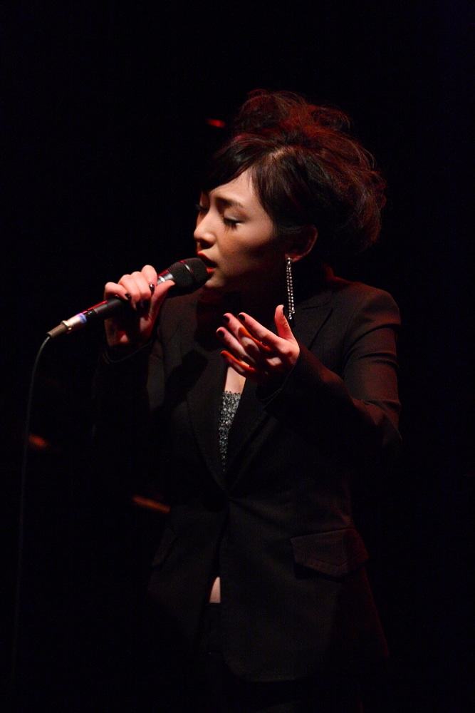 写真は2月16日に行われたジャズコンサート「加護亜依 Jazz Live 1st ～スタンダードJazzを加護亜依worldで魅せます!!～」のステージより。