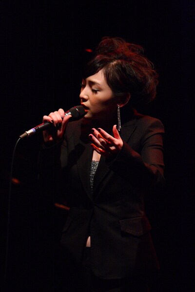 2月16日に行われたジャズコンサート「加護亜依 Jazz Live 1st ～スタンダードJazzを加護亜依worldで魅せます!!～」では、アルバム収録予定曲を中心に全11曲を披露。コンサートの最後には、W（ダブルユー）時代にカバーした「17才よさようなら（ARRIVEDERCI）」も歌われた（写真はコンサート当日の様子）。