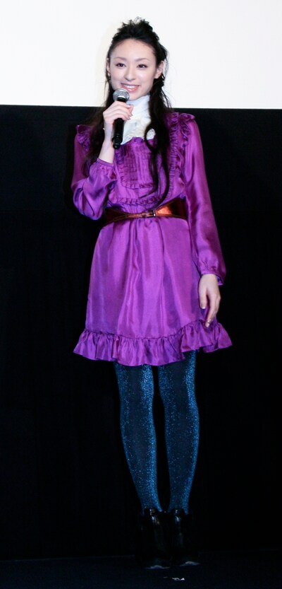 パープルのワンピースに青いタイツというファッションでガンダムファンを魅了した栗山千明。