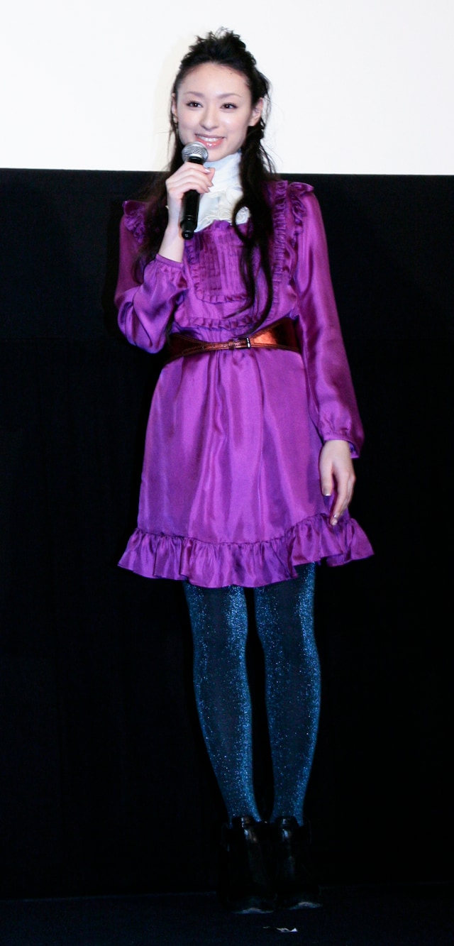 パープルのワンピースに青いタイツというファッションでガンダムファンを魅了した栗山千明。