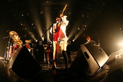 観客の怒号のような歓声に迎えられ、ステージに登場したミドリ。挑発的なパフォーマンスで、会場を狂乱の渦に巻き込んだ。