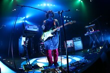 破壊力あるパフォーマンスでフロアを揺らしたthe telephones。転換中には、スクリーン上で黒ひげ危機一発に負けて出演が決定した経緯が明らかにされた。