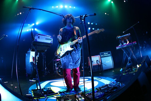 破壊力あるパフォーマンスでフロアを揺らしたthe telephones。転換中には、スクリーン上で黒ひげ危機一発に負けて出演が決定した経緯が明らかにされた。