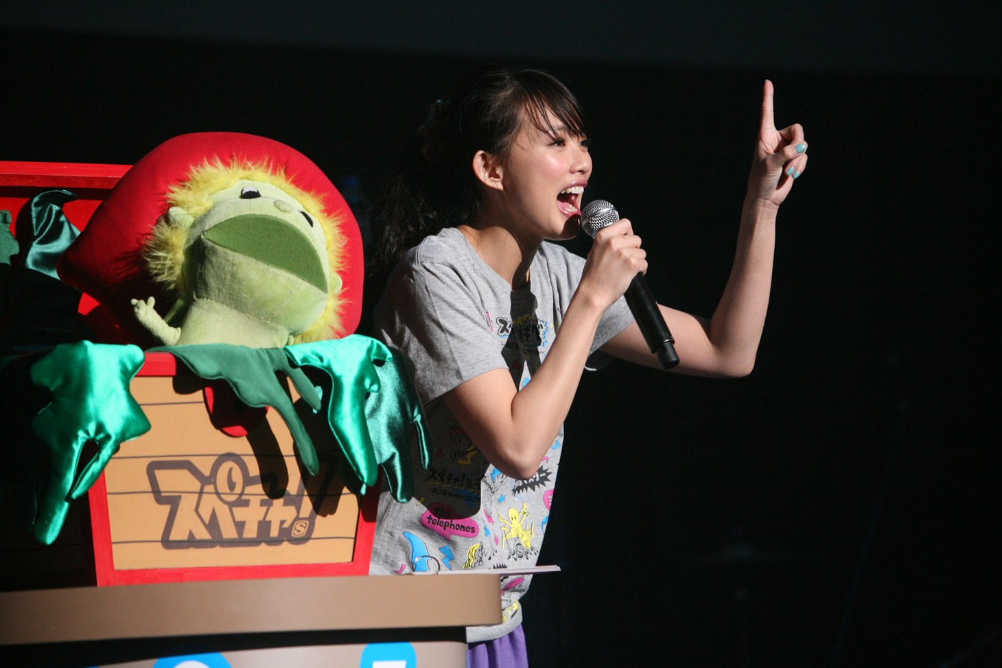 「スペチャ！」のポーズを決める臼田とぺっちゃん。