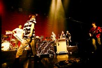 ライブの最後にはHOMMAの音頭で、メンバーとオーディエンスが一体となって万歳三唱を繰り広げた（Photo by：tetsuya yamakawa）。