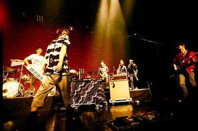 ライブの最後にはHOMMAの音頭で、メンバーとオーディエンスが一体となって万歳三唱を繰り広げた（Photo by：tetsuya yamakawa）。