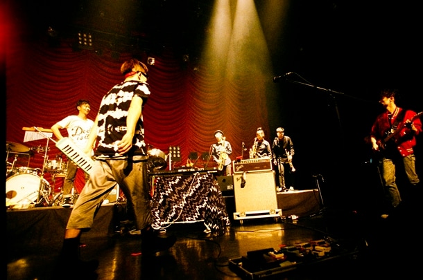 ライブの最後にはHOMMAの音頭で、メンバーとオーディエンスが一体となって万歳三唱を繰り広げた（Photo by：tetsuya yamakawa）。