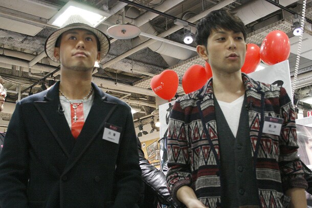 業務後の取材で2人は「またやってみたいです。今度は店員さんだけじゃなくて店長も（笑）」と語り、笑いを誘った。