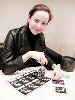 プレミアムパス1枚1枚に刻印するAkane Liv。「来てくれたファンもファミリーの一員」という気持ちが込められたパスには、「Premium Member」の文字が刻印されている。