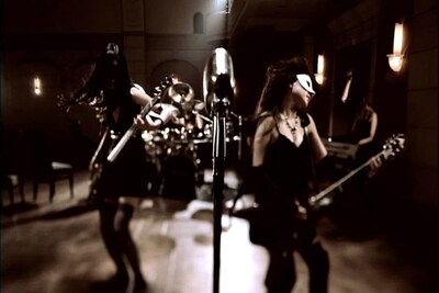 DVDではさまざまな衣装を纏ったAkane Livの姿を観ることができるほか、DVD内の幻の世界で幻影（ファントム）と呼ばれる、妖艶な姿の女性たちがバンドメンバーとして登場。幻想的な演奏シーンが繰り広げられている（写真はDVD「LIV MOON the story～幻影～」より）。