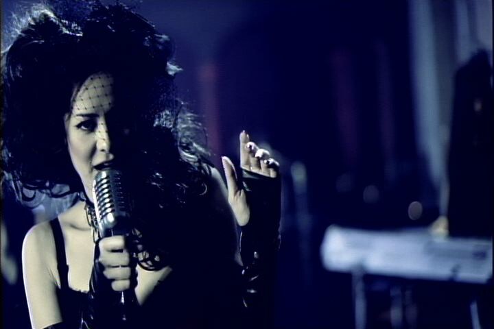 このDVDはLIV MOONが構築する幻の世界がコンセプト（写真はDVD「LIV MOON the story～幻影～」より）。