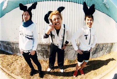 ウサギの耳がトレードマークの3人組、mimitto。その音楽性から「大型絶叫歌謡パンクバンド」と呼ばれている。