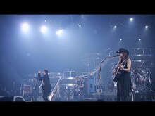 「LET ME BE」を熱演するGLAY。